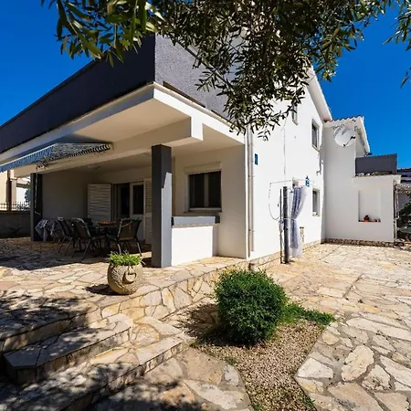 Erdgeschosswohnung Mit Terrasse In *