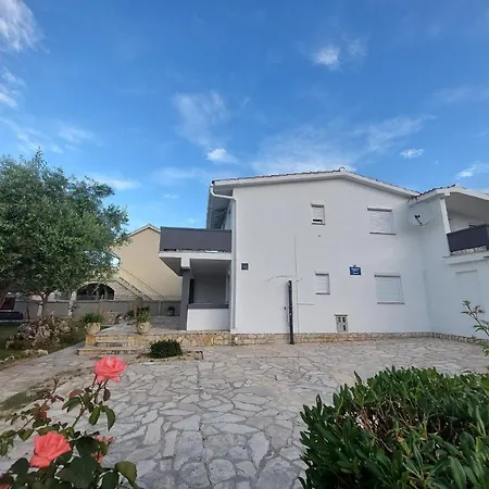 Erdgeschosswohnung Mit Terrasse In
